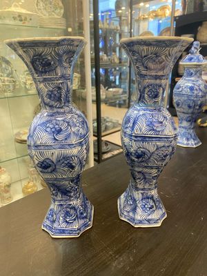 Garniture de cinq vases en porcelaine de Chine en bleu et blanc à décor floral, Kangxi — photo 10