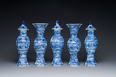 Garniture de cinq vases en porcelaine de Chine en bleu et blanc à décor floral, Kangxi