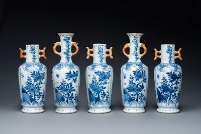 Garniture de cinq vases en porcelaine de Chine en bleu et blanc à décor floral, Kangxi