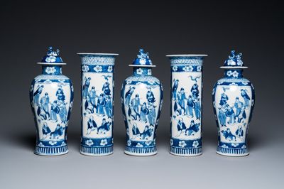 Garniture de cinq vases en porcelaine de Chine en bleu et blanc, marque de Kangxi, 19ème