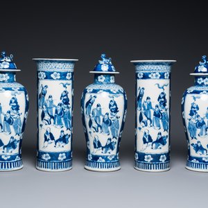 Garniture de cinq vases en porcelaine de Chine en bleu et blanc, marque de Kangxi, 19ème — photo 1