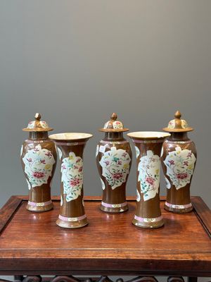 Garniture de cinq vases en porcelaine de Chine famille rose à décor floral sur fond brun capucin, Qianlong — photo 3