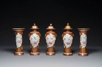 Garniture de cinq vases en porcelaine de Chine famille rose à décor floral sur fond brun capucin, Qianlong