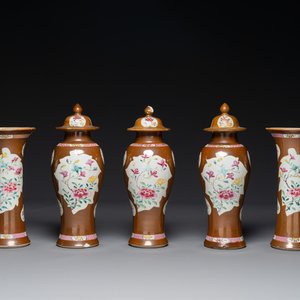 Garniture de cinq vases en porcelaine de Chine famille rose à décor floral sur fond brun capucin, Qianlong — photo 1