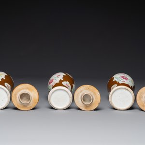 Garniture de cinq vases en porcelaine de Chine famille rose à décor floral sur fond brun capucin, Qianlong — photo 4