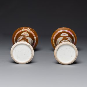 Garniture de cinq vases en porcelaine de Chine famille rose à décor floral sur fond brun capucin, Qianlong — photo 6