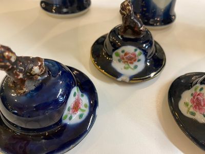 Garniture de cinq vases en porcelaine de Chine famille rose à décor floral sur fond bleu, Qianlong — photo 3