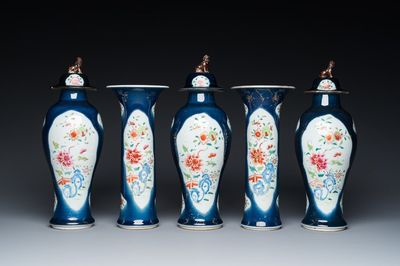 Garniture de cinq vases en porcelaine de Chine famille rose à décor floral sur fond bleu, Qianlong