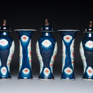Garniture de cinq vases en porcelaine de Chine famille rose à décor floral sur fond bleu, Qianlong — photo 2