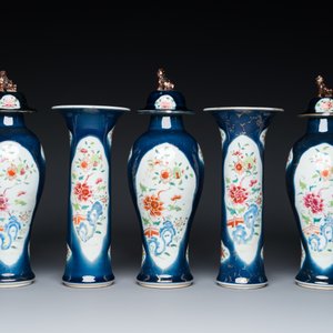 Garniture de cinq vases en porcelaine de Chine famille rose à décor floral sur fond bleu, Qianlong — photo 3