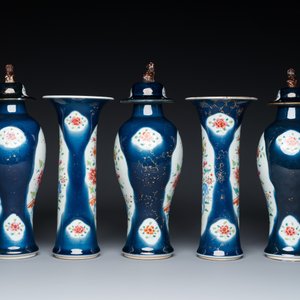 Garniture de cinq vases en porcelaine de Chine famille rose à décor floral sur fond bleu, Qianlong — photo 4