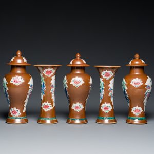 Garniture de cinq vases en porcelaine de Chine famille rose à décor 'Xi Xiang Ji' sur fond brun capucin, Yongzheng — photo 2