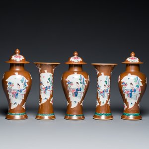 Garniture de cinq vases en porcelaine de Chine famille rose à décor 'Xi Xiang Ji' sur fond brun capucin, Yongzheng — photo 3