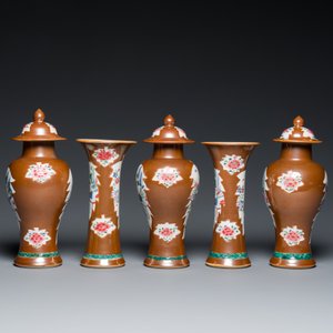 Garniture de cinq vases en porcelaine de Chine famille rose à décor 'Xi Xiang Ji' sur fond brun capucin, Yongzheng — photo 4