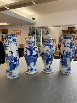 Garniture de quatre vases en porcelaine de Chine en bleu et blanc à décor de 'dames et garçons', marque de Kangxi, 19ème — photo 1