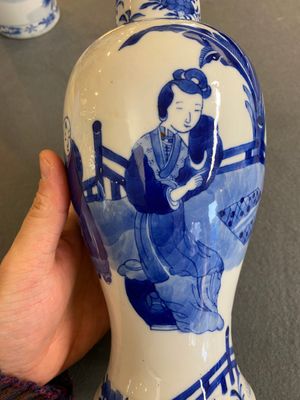 Garniture de quatre vases en porcelaine de Chine en bleu et blanc à décor de 'dames et garçons', marque de Kangxi, 19ème — photo 11