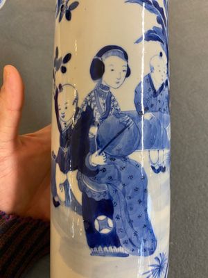 Garniture de quatre vases en porcelaine de Chine en bleu et blanc à décor de 'dames et garçons', marque de Kangxi, 19ème — photo 15