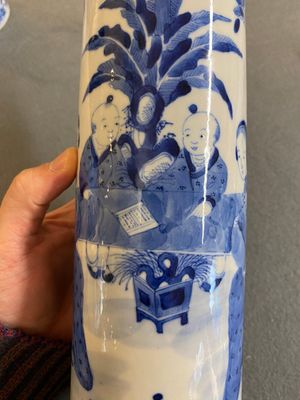 Garniture de quatre vases en porcelaine de Chine en bleu et blanc à décor de 'dames et garçons', marque de Kangxi, 19ème — photo 16