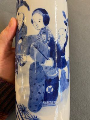 Garniture de quatre vases en porcelaine de Chine en bleu et blanc à décor de 'dames et garçons', marque de Kangxi, 19ème — photo 17