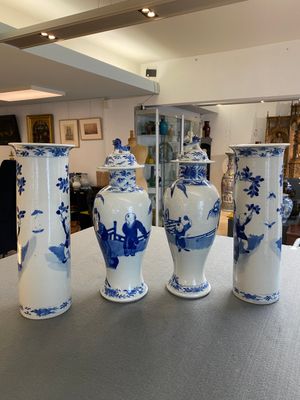 Garniture de quatre vases en porcelaine de Chine en bleu et blanc à décor de 'dames et garçons', marque de Kangxi, 19ème — photo 2