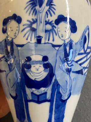 Garniture de quatre vases en porcelaine de Chine en bleu et blanc à décor de 'dames et garçons', marque de Kangxi, 19ème — photo 7