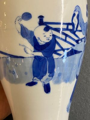 Garniture de quatre vases en porcelaine de Chine en bleu et blanc à décor de 'dames et garçons', marque de Kangxi, 19ème — photo 8