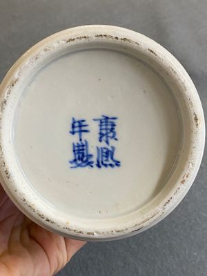 Garniture de quatre vases en porcelaine de Chine en bleu et blanc à décor de 'dames et garçons', marque de Kangxi, 19ème — photo 9