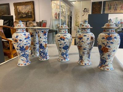 Garniture de six vases en porcelaine de Chine de style Imari à décor floral, Kangxi — photo 1