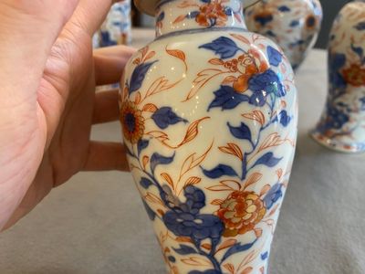 Garniture de six vases en porcelaine de Chine de style Imari à décor floral, Kangxi — photo 2