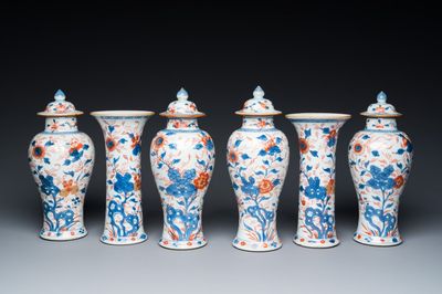 Garniture de six vases en porcelaine de Chine de style Imari à décor floral, Kangxi