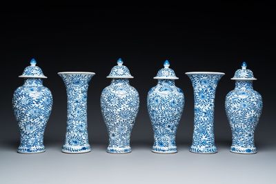Garniture de six vases en porcelaine de Chine en bleu et blanc à décor floral, Kangxi