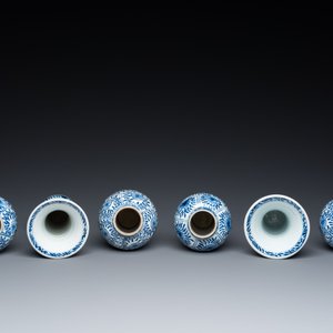 Garniture de six vases en porcelaine de Chine en bleu et blanc à décor floral, Kangxi — photo 5