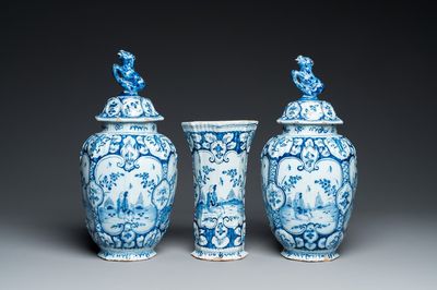 Garniture de trois vases en faïence de Delft en bleu et blanc à décor chinois, 18ème