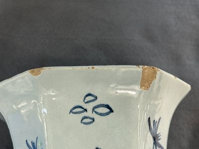 Garniture de trois vases en faïence de Delft en bleu et blanc à décor d'une rose, 18ème — photo 1