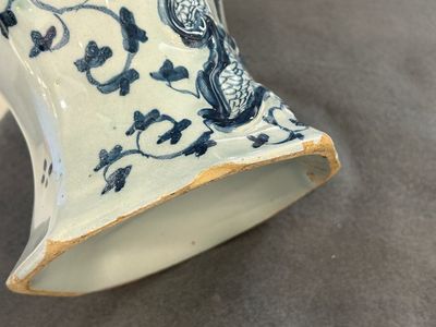 Garniture de trois vases en faïence de Delft en bleu et blanc à décor d'une rose, 18ème — photo 13