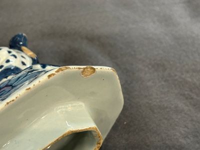Garniture de trois vases en faïence de Delft en bleu et blanc à décor d'une rose, 18ème — photo 16