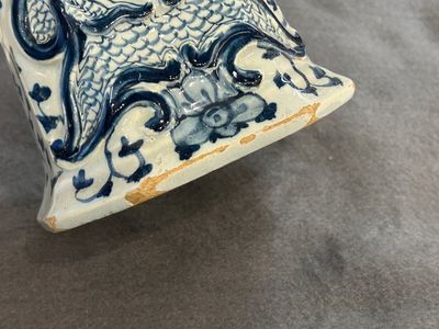 Garniture de trois vases en faïence de Delft en bleu et blanc à décor d'une rose, 18ème — photo 3