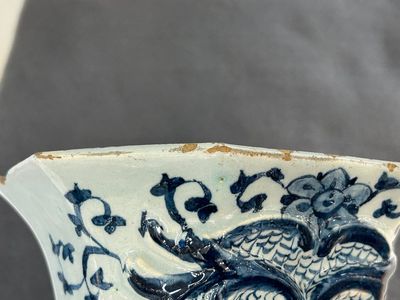 Garniture de trois vases en faïence de Delft en bleu et blanc à décor d'une rose, 18ème — photo 6
