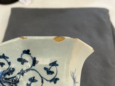 Garniture de trois vases en faïence de Delft en bleu et blanc à décor d'une rose, 18ème — photo 7