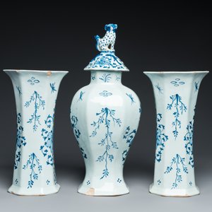 Garniture de trois vases en faïence de Delft en bleu et blanc à décor d'une rose, 18ème — photo 3