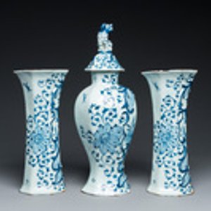 Garniture de trois vases en faïence de Delft en bleu et blanc à décor d'une rose, 18ème — photo 4