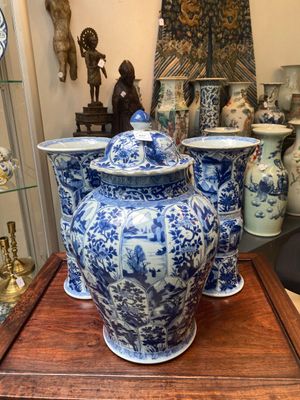 Garniture de trois vases en porcelaine de Chine en bleu et blanc à décor floral et de paysage, Kangxi — photo 1