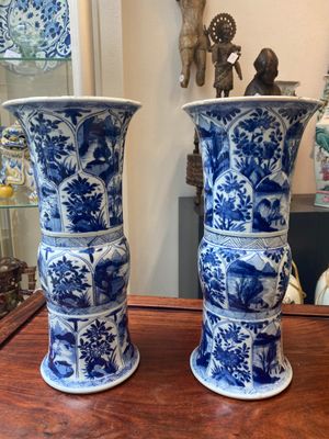Garniture de trois vases en porcelaine de Chine en bleu et blanc à décor floral et de paysage, Kangxi — photo 18