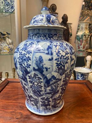 Garniture de trois vases en porcelaine de Chine en bleu et blanc à décor floral et de paysage, Kangxi — photo 2