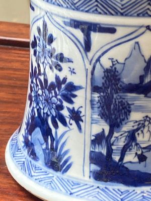 Garniture de trois vases en porcelaine de Chine en bleu et blanc à décor floral et de paysage, Kangxi — photo 22