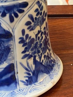 Garniture de trois vases en porcelaine de Chine en bleu et blanc à décor floral et de paysage, Kangxi — photo 23