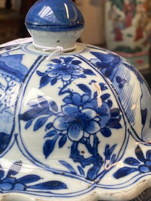 Garniture de trois vases en porcelaine de Chine en bleu et blanc à décor floral et de paysage, Kangxi — photo 7