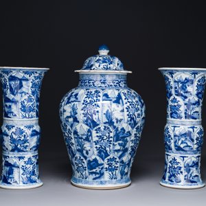 Garniture de trois vases en porcelaine de Chine en bleu et blanc à décor floral et de paysage, Kangxi — photo 2