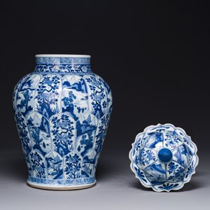 Garniture de trois vases en porcelaine de Chine en bleu et blanc à décor floral et de paysage, Kangxi — photo 3