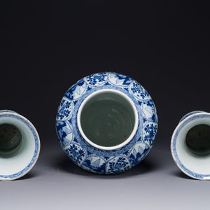 Garniture de trois vases en porcelaine de Chine en bleu et blanc à décor floral et de paysage, Kangxi — photo 4
